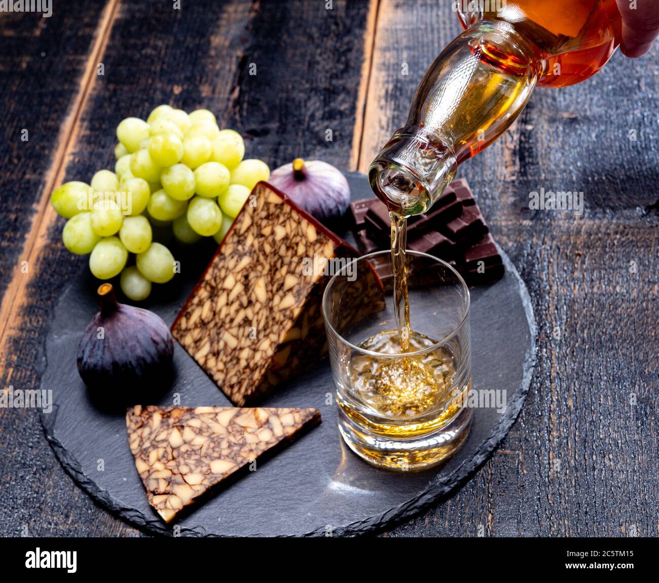 Collezione di formaggi, formaggio cheddar marbuto cerato irlandese, al marrone, aromatizzato con birra Guinness e birra alla spina scura e whiskey irlandese Foto Stock