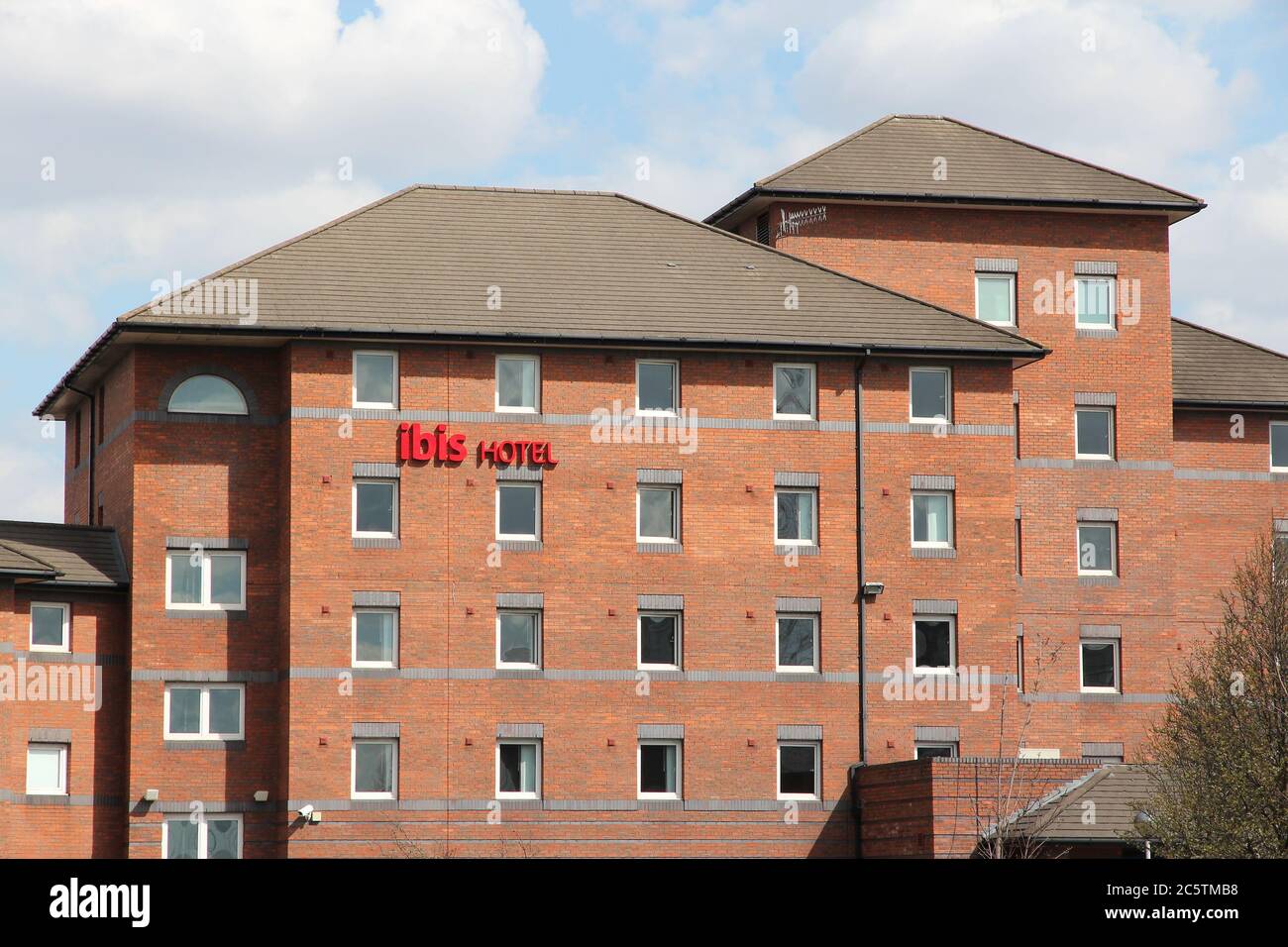 LIVERPOOL, Regno Unito - 20 APRILE 2013: Hotel ibis a Liverpool, Regno Unito. Ibis ha più di 1,100 hotel in 67 paesi. È di proprietà del gruppo AccorHotels. Foto Stock