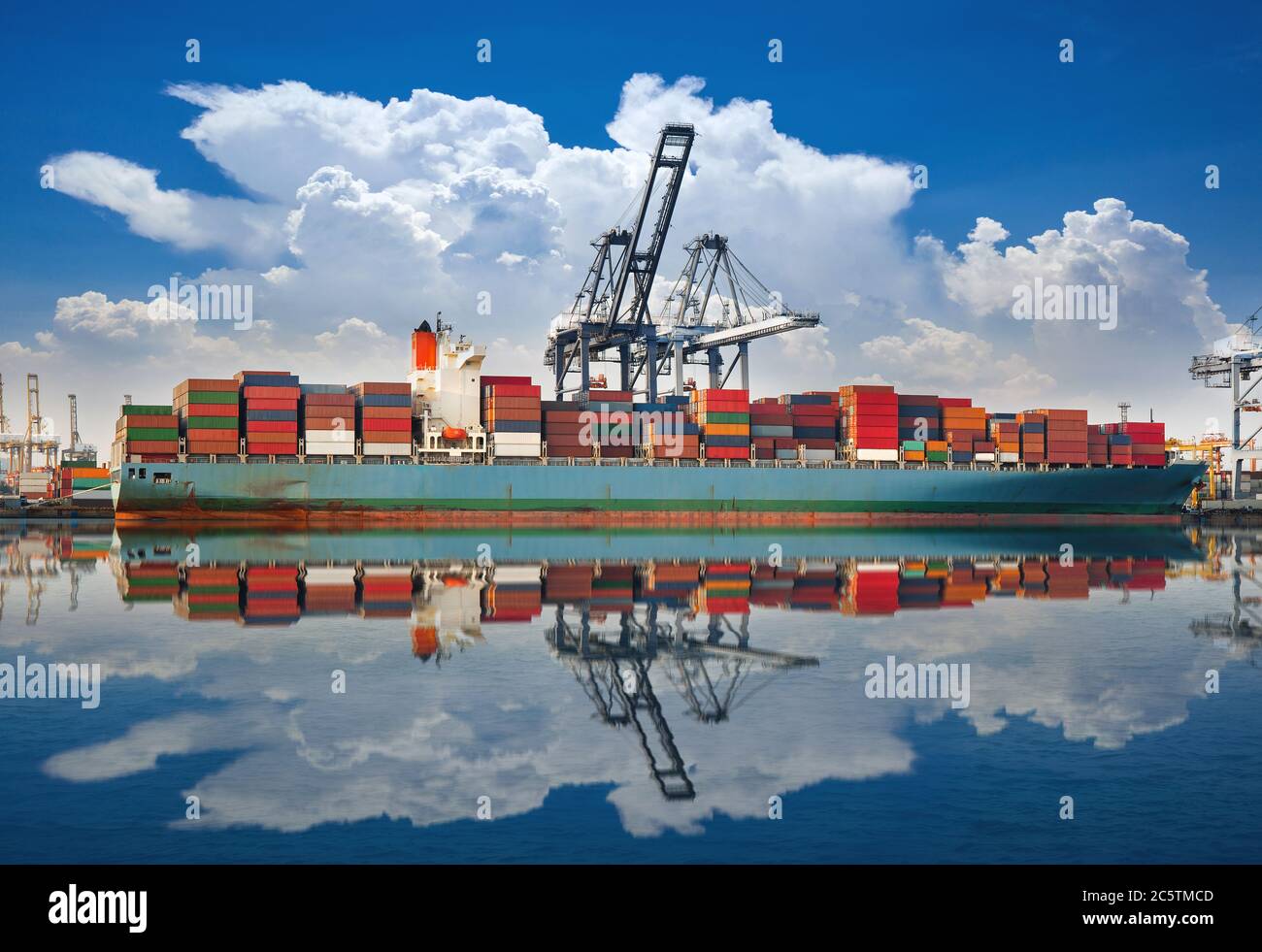 Industria di trasporto di carichi di container al terminal di dock per l'esportazione logistica di importazione Foto Stock