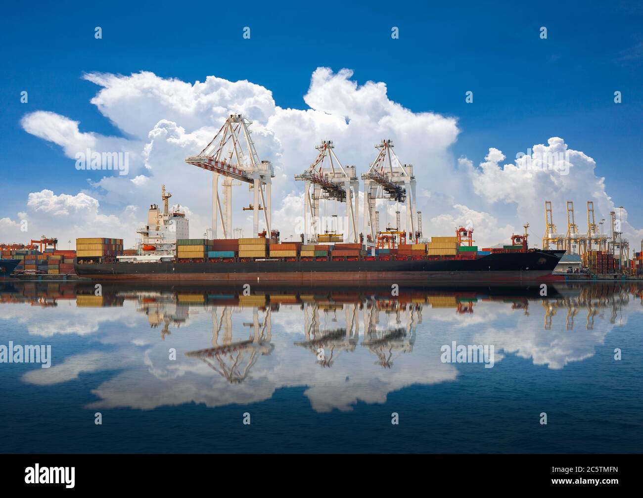 Industria di trasporto di carichi di container al terminal di dock per l'esportazione logistica di importazione Foto Stock