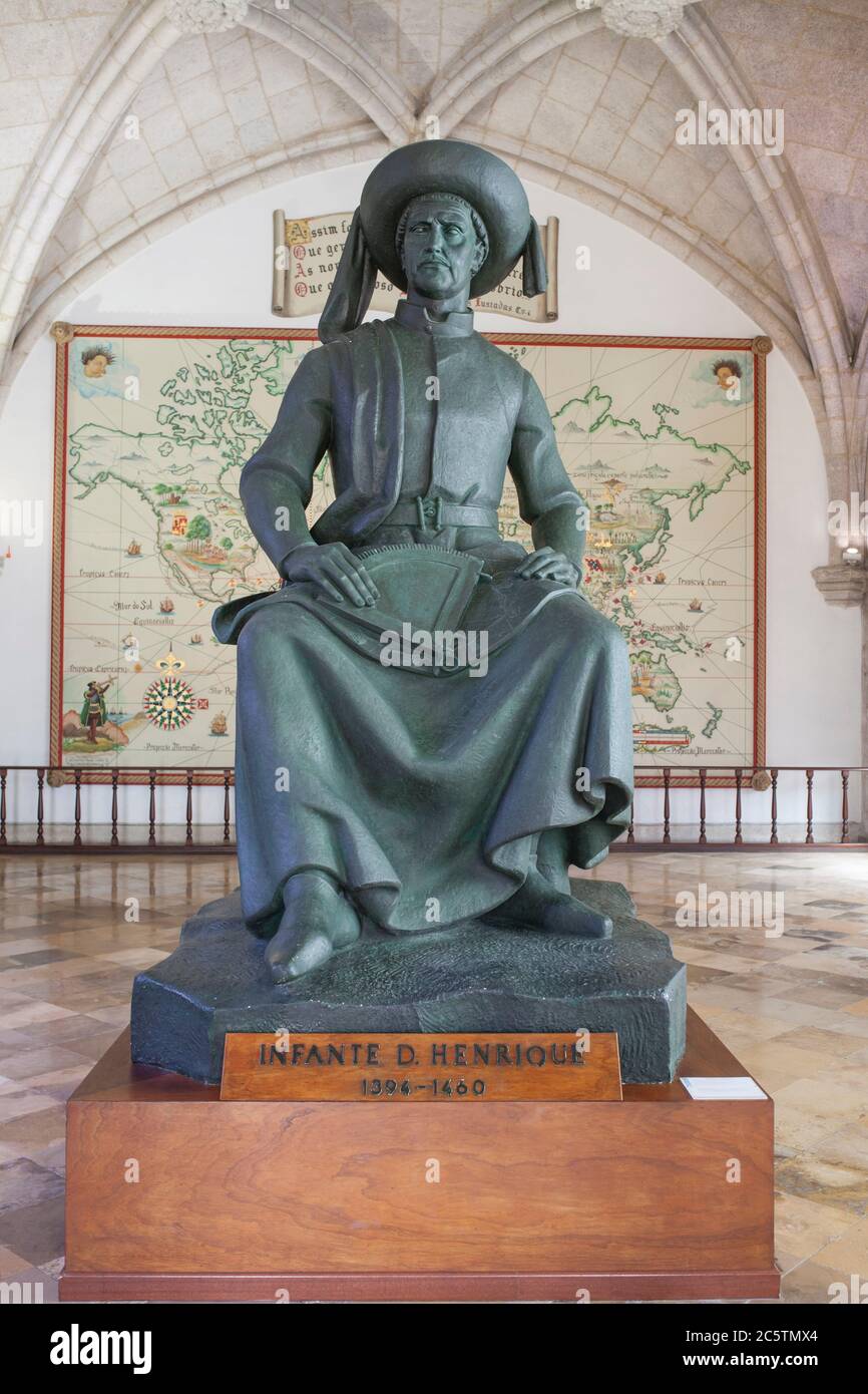 Lisbona, Portogallo - 1 marzo 2020: Scultura del Principe Enrico il Navigatore. Artista sconosciuto. Museo della Marina, Lisbona, Portogallo Foto Stock