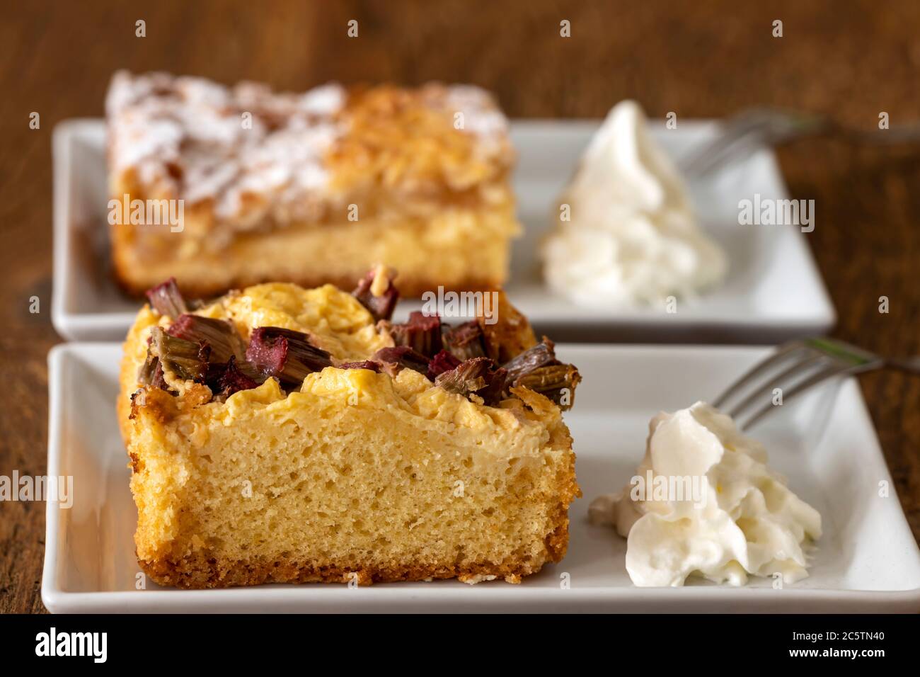 fetta di torta di rabarbaro tedesca Foto Stock
