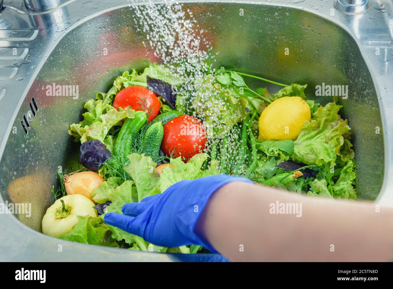 Come lavare l'insalata: acqua tiepida e niente cloro