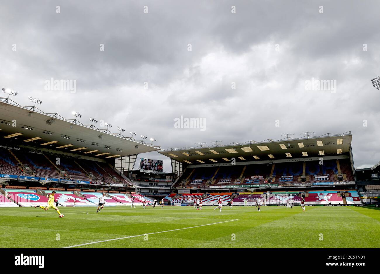 Vista generale dell'azione nello stadio vuoto durante la partita della Premier League a Turf Moor, Burnley. Foto Stock