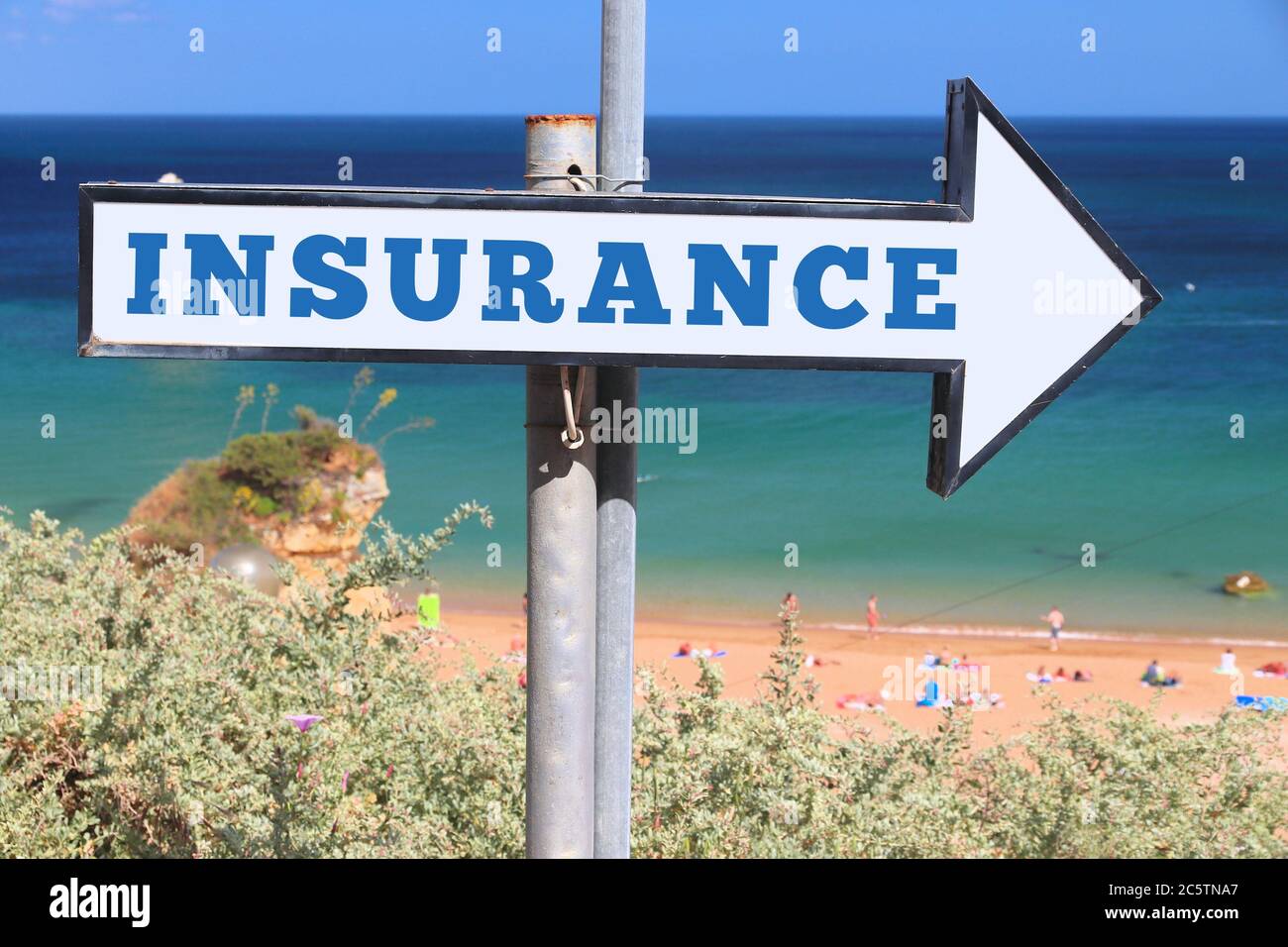 Concetto di business assicurativo - parola inglese. Testo cartello spiaggia. Foto Stock