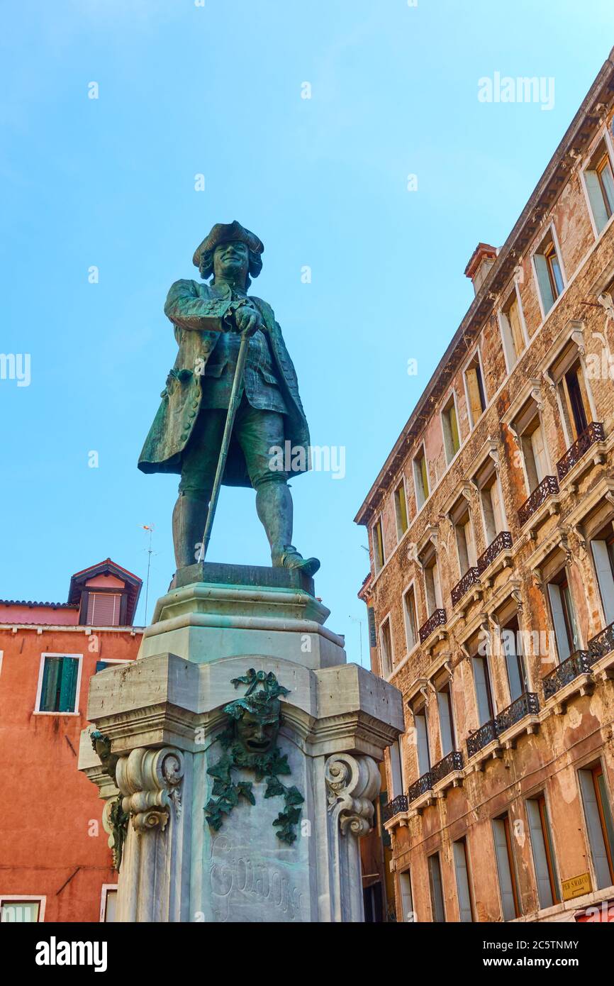 Monumento in onore del drammaturgo italiano e del librettista Carlo Goldoni in campo San Bartolomeo a Venezia. Il monumento fu eretto nel 1883 Foto Stock
