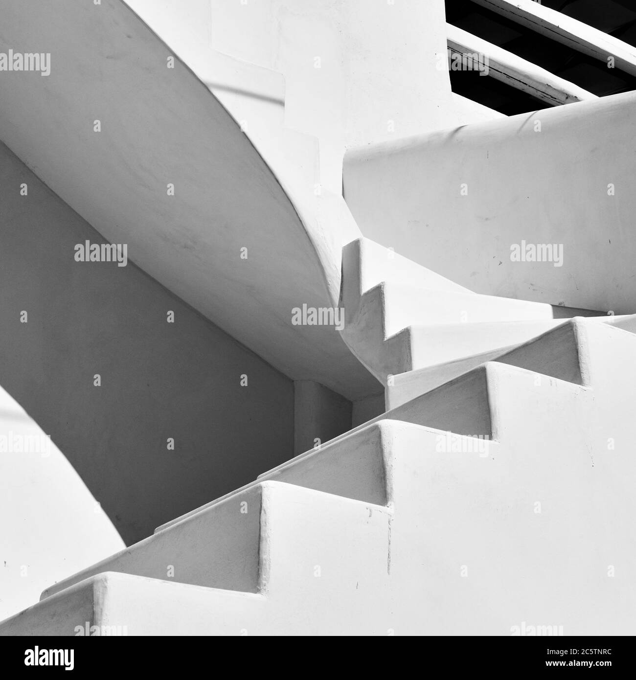 Scala esterna della tradizionale casa greca imbiancata a Myconos, Grecia. Fotografia architettonica in bianco e nero Foto Stock