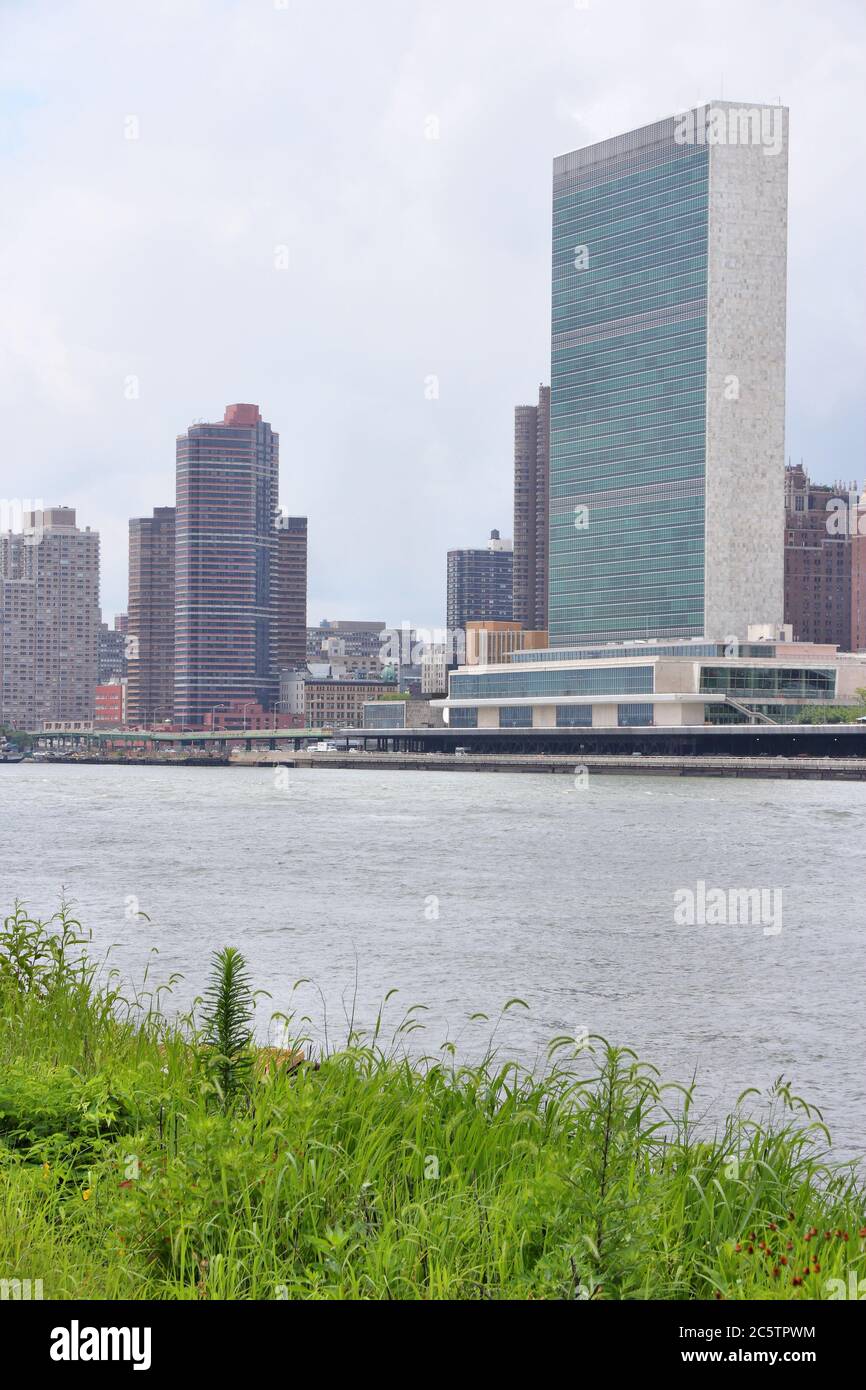 NEW YORK, USA - 3 LUGLIO 2013: Edificio delle Nazioni Unite all'interno dello skyline di New York. Vista dall'isola di Roosevelt. Foto Stock