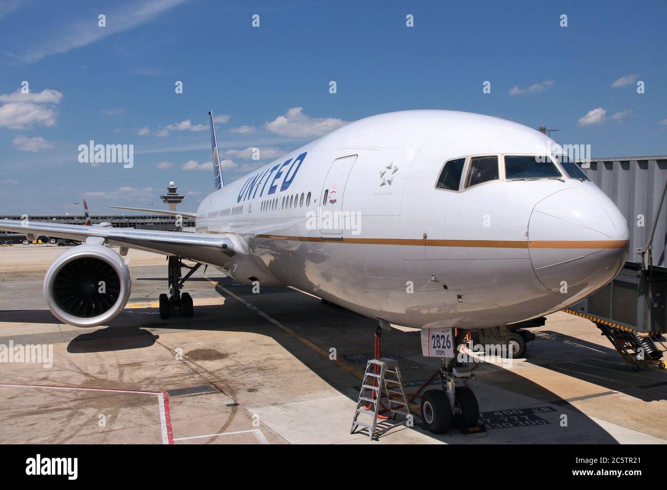 WASHINGTON, USA - 15 GIUGNO 2013: United Airlines Boeing 777-200 all'aeroporto internazionale Dulles di Washington, DC, USA. La compagnia aerea aveva 400 milioni di Stati Uniti Foto Stock