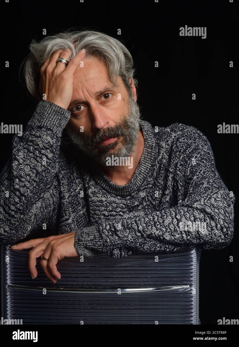 Uomo triste con capelli e barba grigi Foto Stock