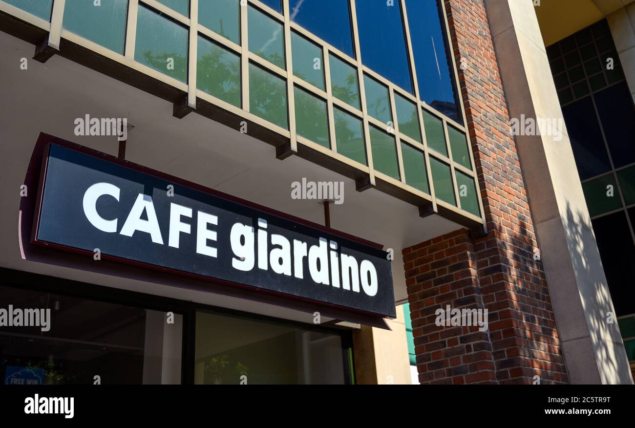 Bromley (Greater London), Kent, Regno Unito. Cafe Giardino, cartello su Elmfield Road a Bromley. Questa filiale si trova all'entrata del centro commerciale Glades. Foto Stock