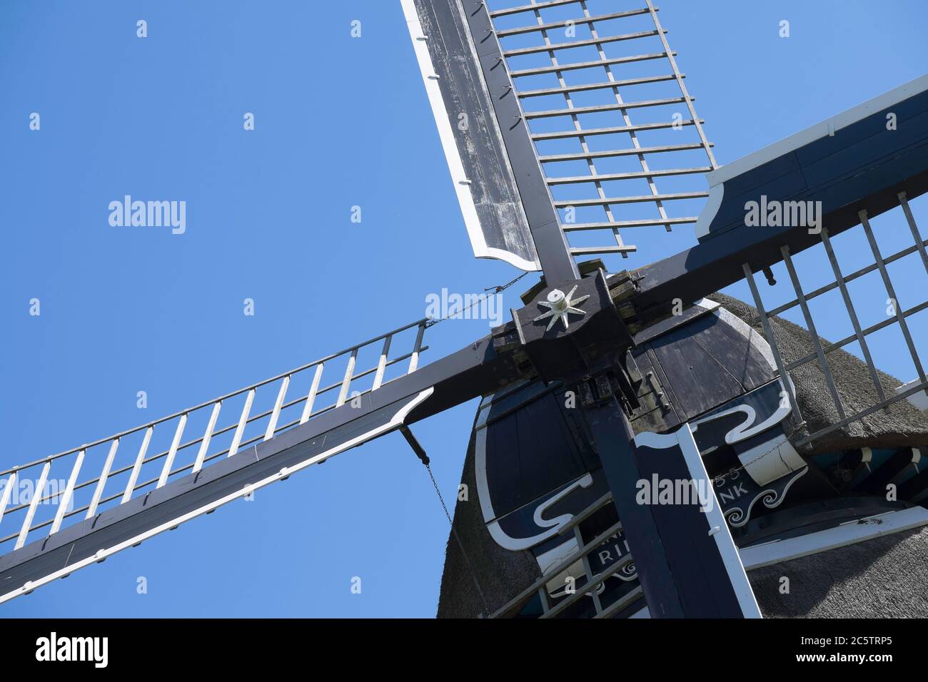 Primo piano di un mulino a vento olandese contro un cielo blu Foto Stock