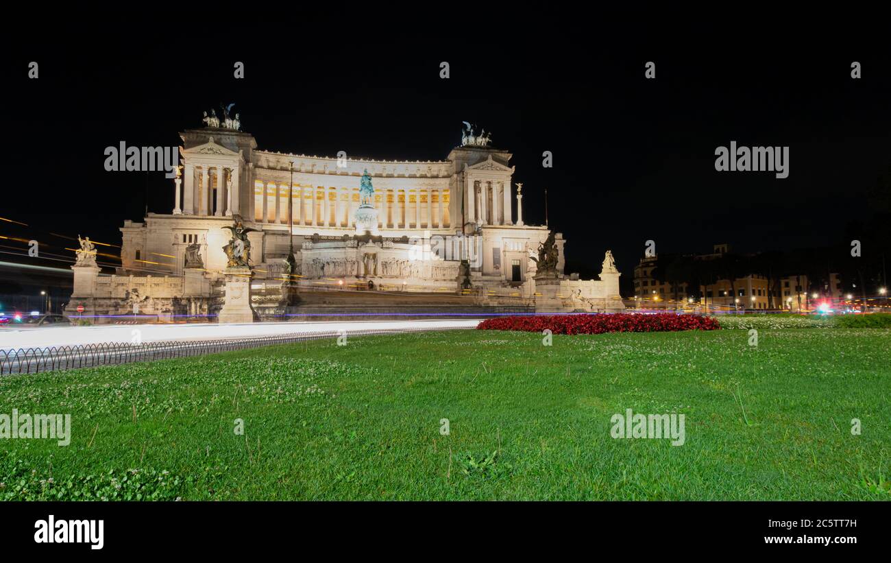 Monumento a Vittorio Emanuele II e altare della Patria di notte con sentieri luminosi Foto Stock