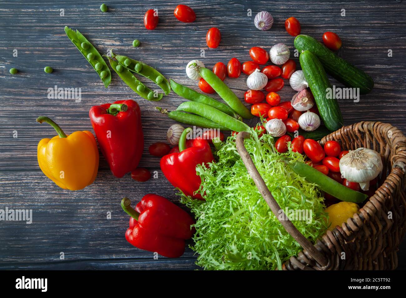 Ancora vita con vari tipi di verdure fresche in un cestino su un tavolo. Vista dall'alto. Foto Stock