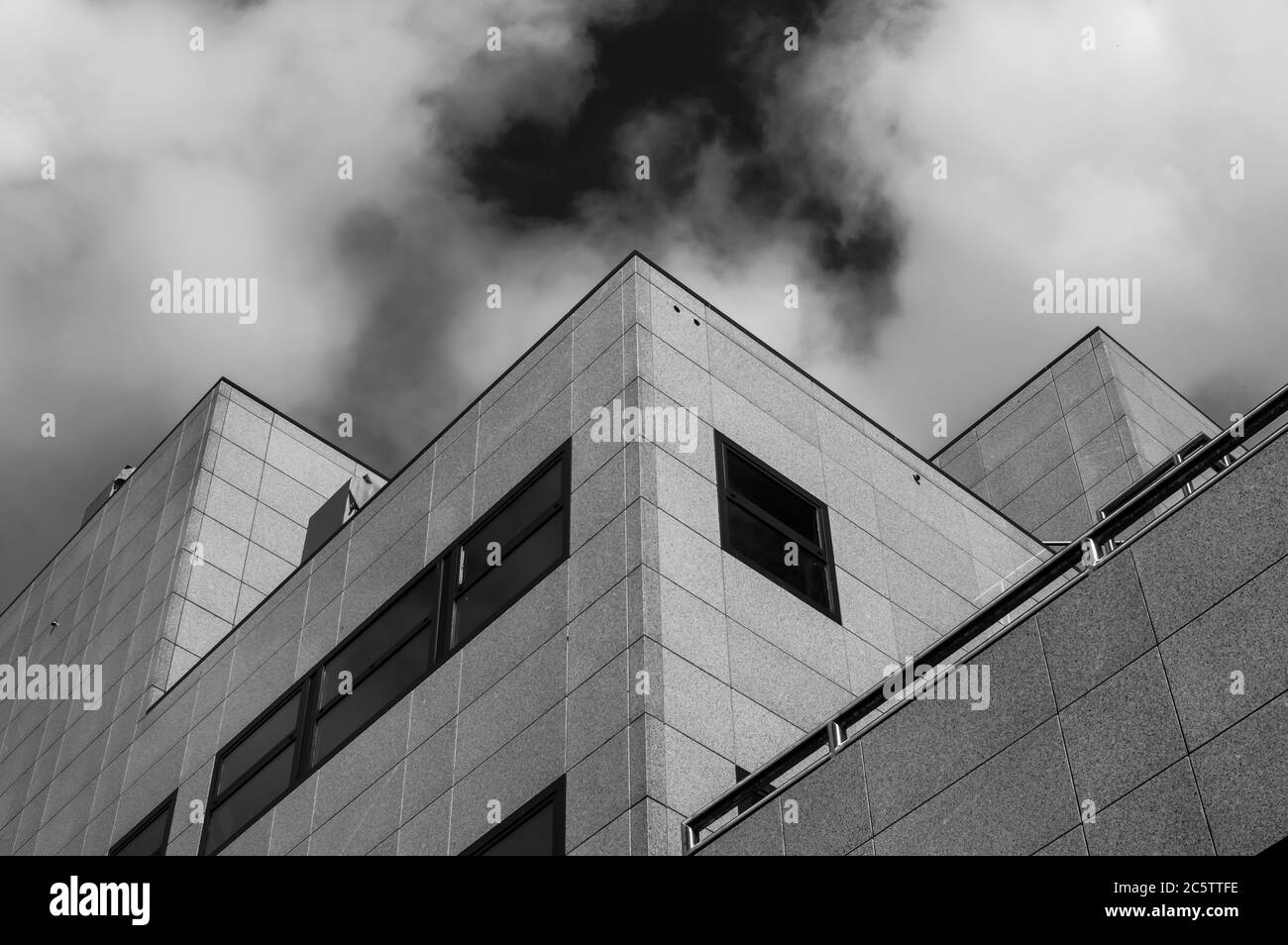Foto di un edificio in ufficio dal basso in bianco e nero Foto Stock