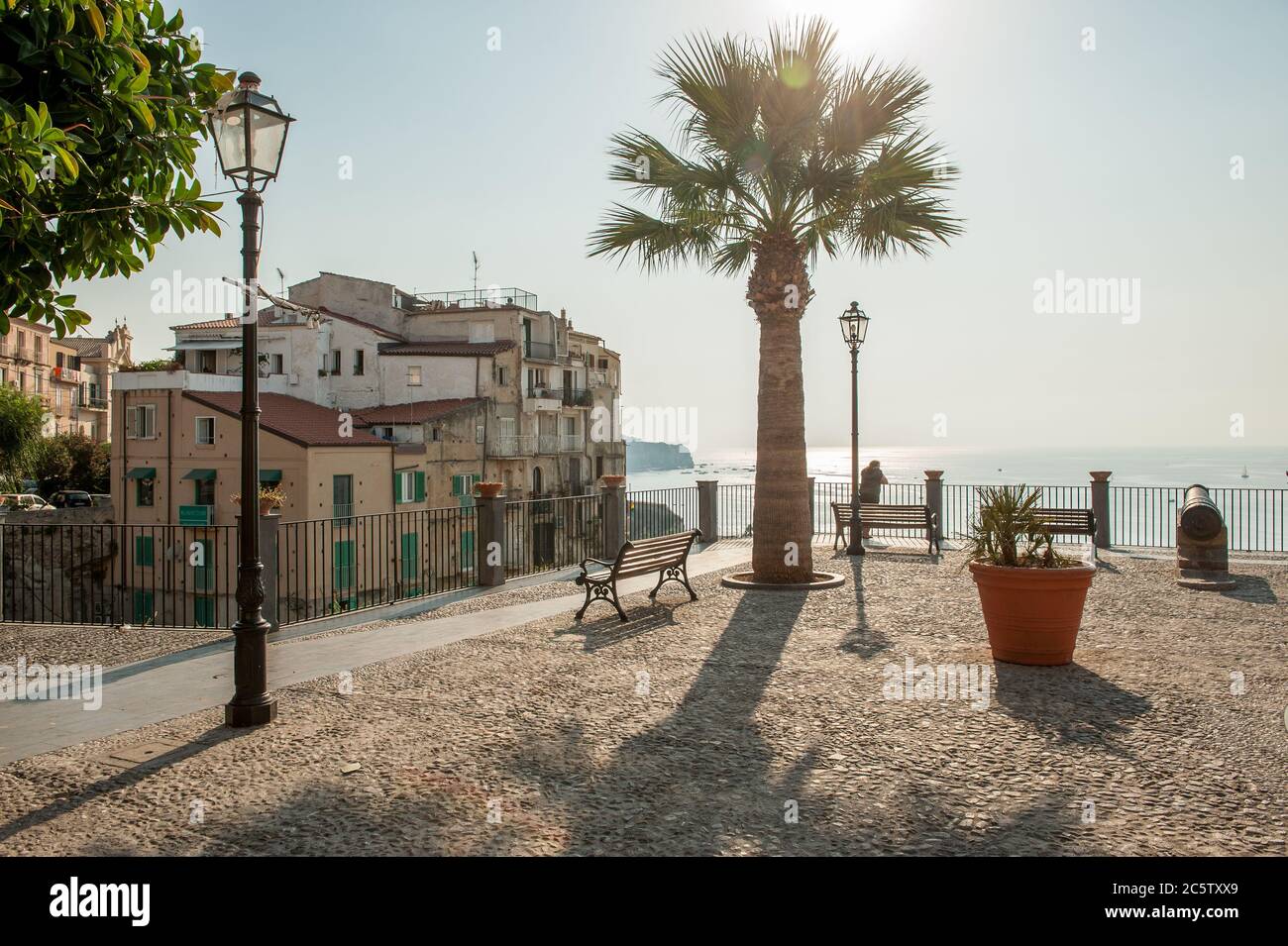 Scena urbana da Tropea, una popolare destinazione turistica in Calabria, sulla costa sud-occidentale d'Italia. Foto Stock