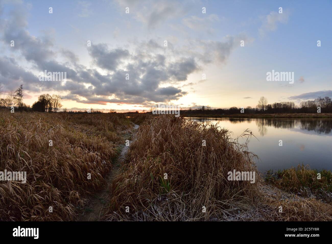 Tramonto su un ampio fiume in una fresca giornata di primavera. Lente fish eye. Molla. Foto Stock