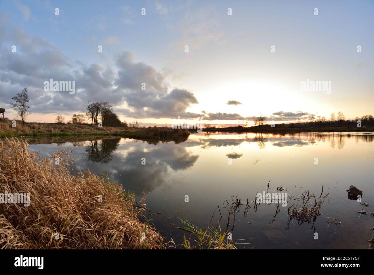 Tramonto su un ampio fiume in una fresca giornata di primavera. Lente fish eye. Molla. Foto Stock