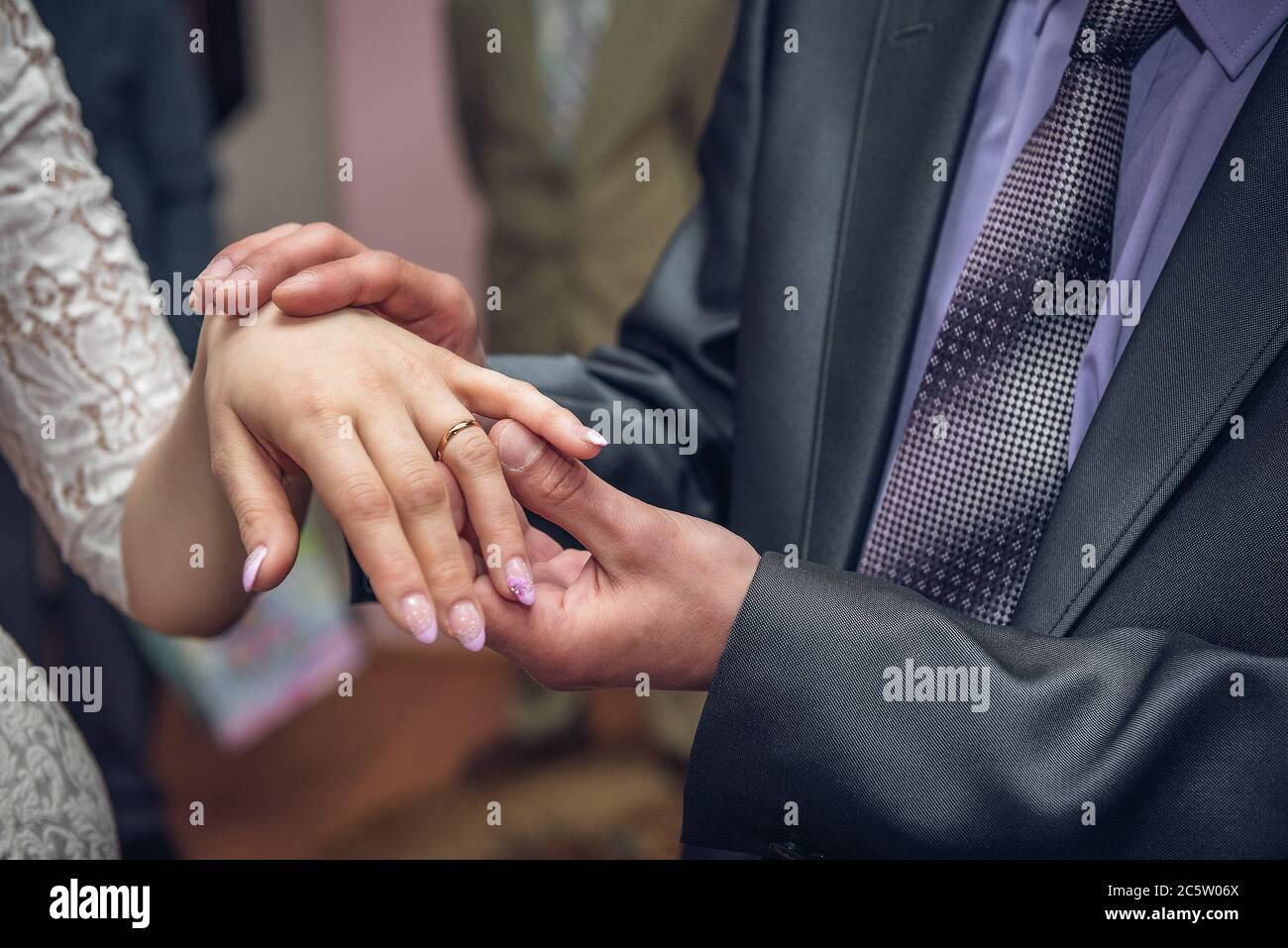 Anelli di scambio sposo e sposo giovani durante il matrimonio. Foto Stock