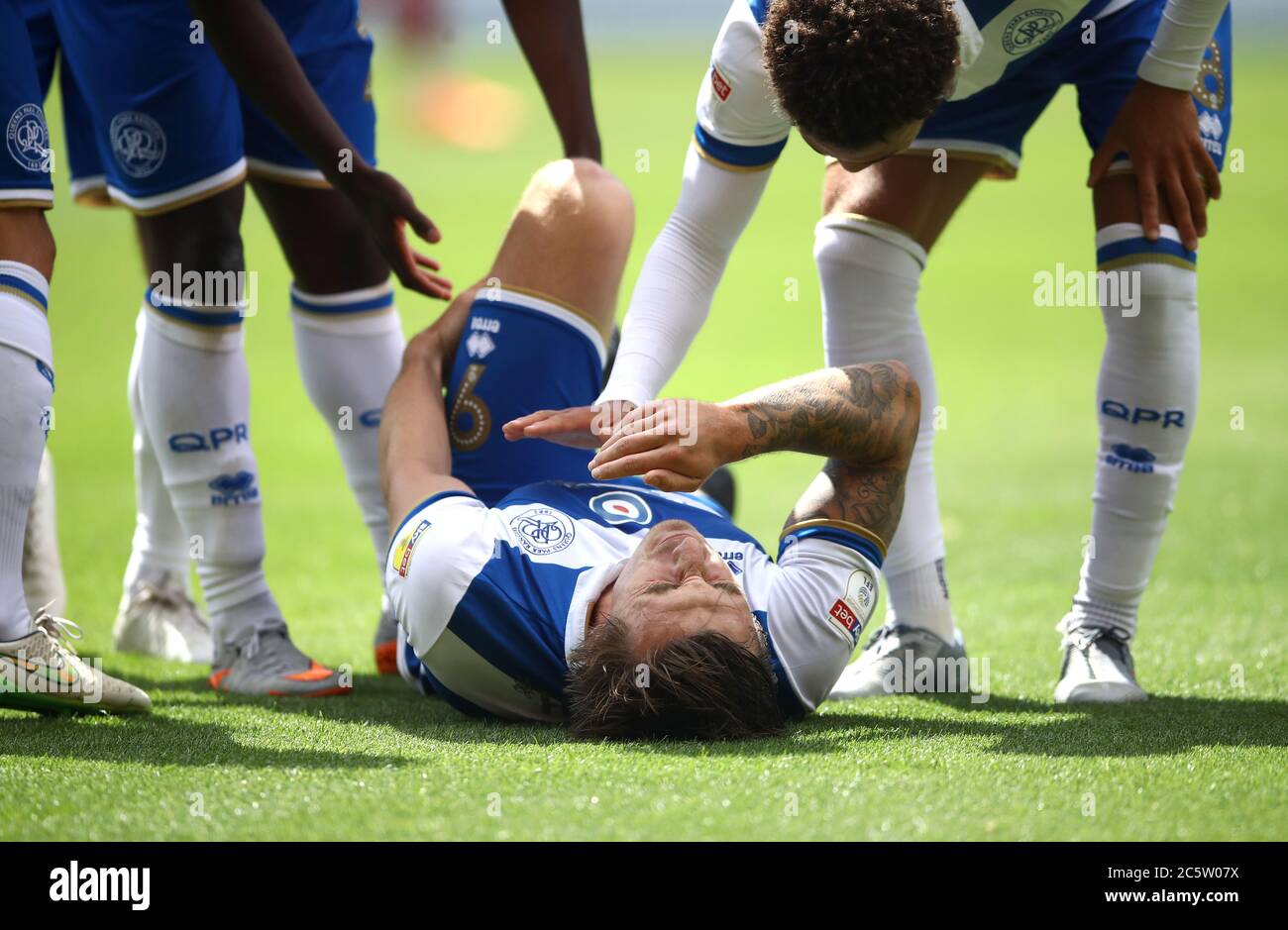 Jordan Hugill di Queens Park Rangers sembra ferito dopo aver festeggiato il primo gol della partita durante la partita del campionato Sky Bet allo stadio Riverside di Middlesbrough. Foto Stock
