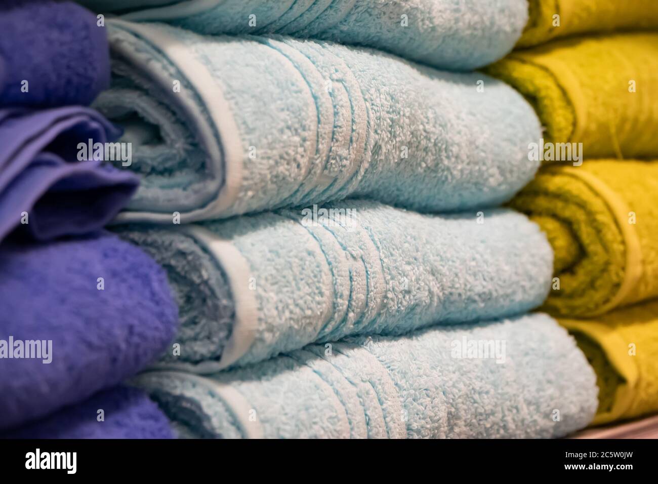Vendita di asciugamani morbidi nel negozio. Pila di accessori per il centro benessere. Foto Stock
