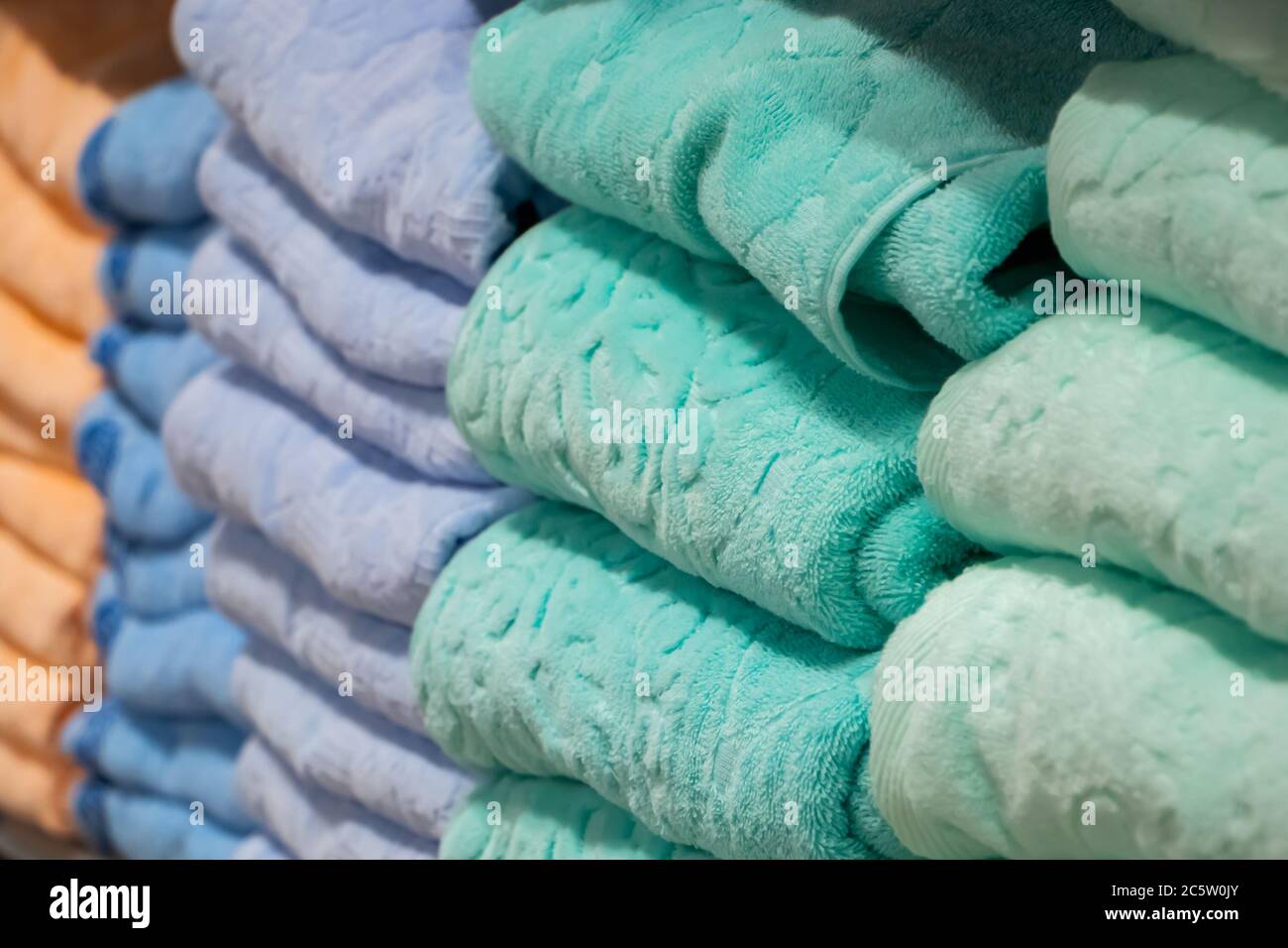 Una pila di asciugamani multicolore da vicino. Accessori per cure mediche. Foto Stock