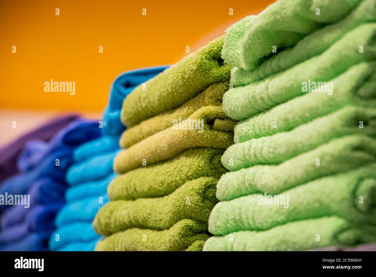 Vendita di asciugamani morbidi nel negozio. Pila di accessori per il centro benessere. Foto Stock