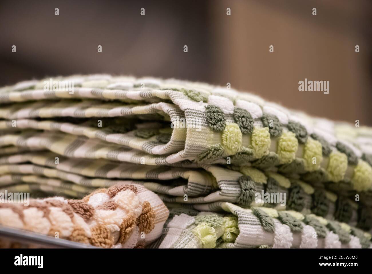 Vendita di asciugamani morbidi nel negozio. Pila di accessori per il centro benessere. Foto Stock