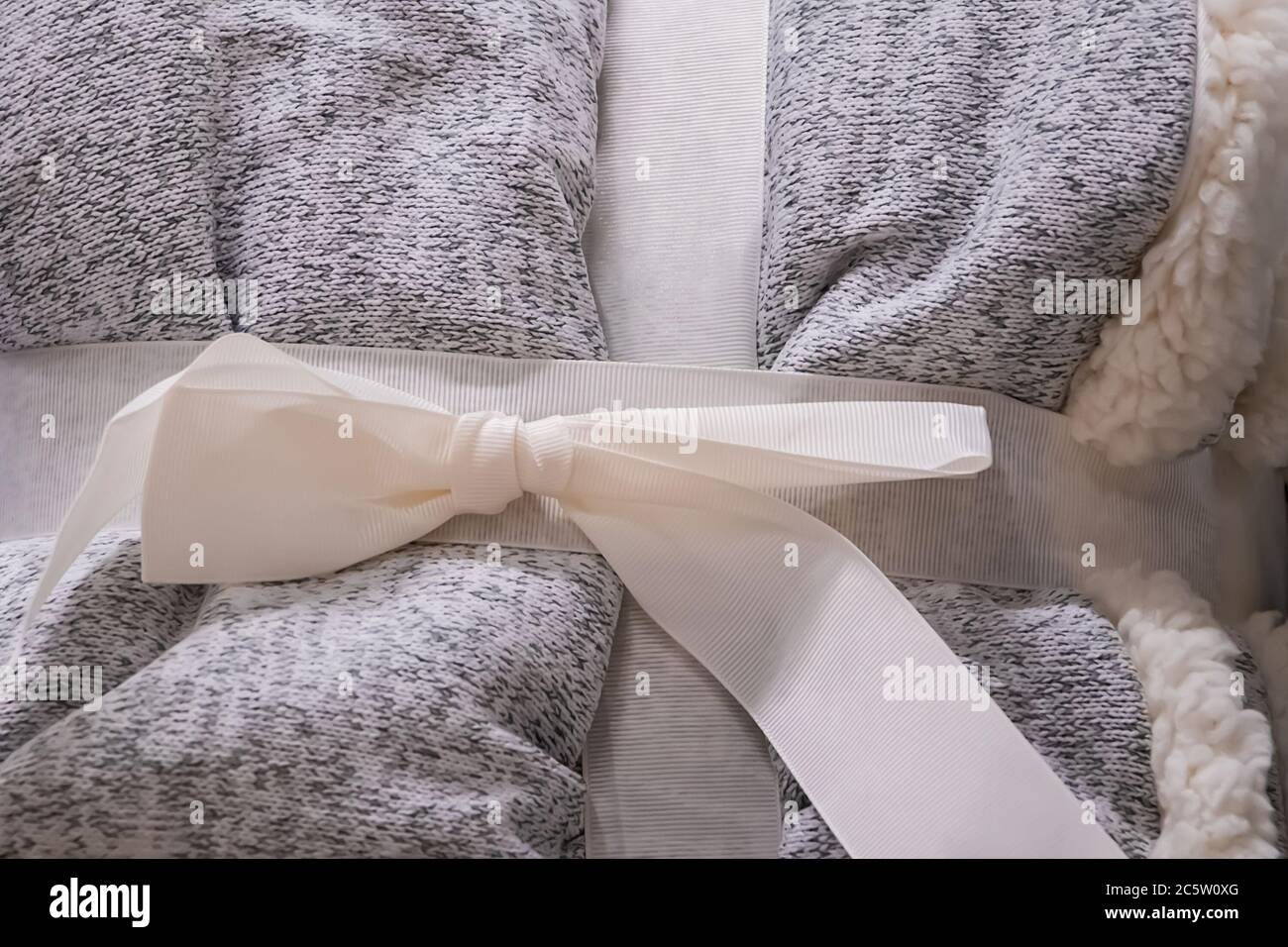 Una molletta grigia con nastro. Accessori per la casa. Foto Stock