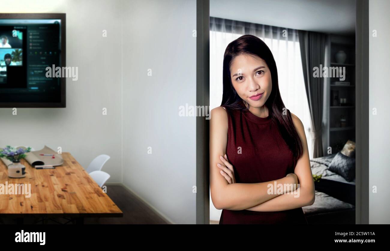 nuova residenza normale bisogno di più spazio per il lavoro da casa con felice asiatica donna può esasy spostare dalla sala di riposo e sala riunioni per il lavoro flessibile presso di lei Foto Stock