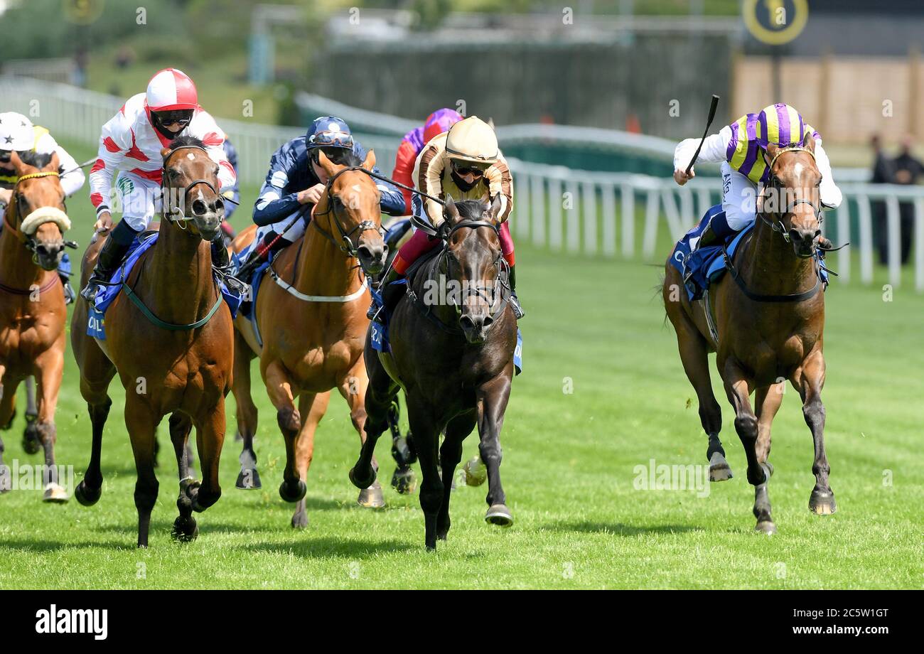 A'Ali e Frankie Dettori (centro) vincono, da Liberty Beach (sinistra) 2° e Tinto (destra) 3° all'ippodromo di Sandown Park. Foto Stock