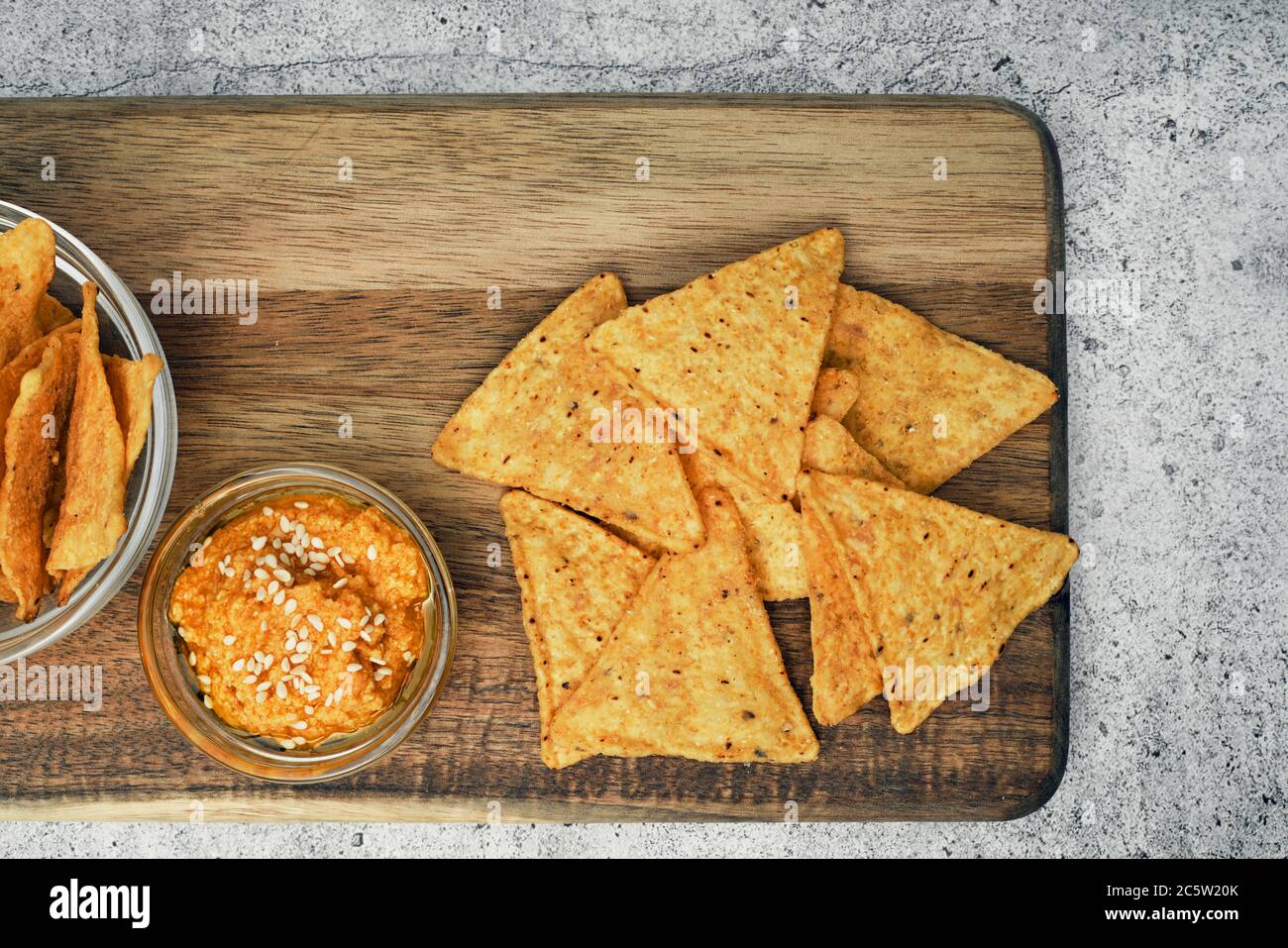 Formaggio di mais, spuntini con salsa su un supporto di legno. Spuntino con birra, piatto nel menu. Primo piano. Foto Stock