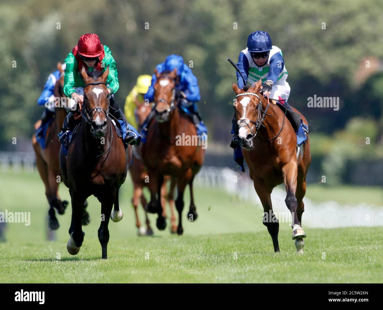 Dashing Willoughby e Oisin Murphy hanno vinto il Coral Henry II Stakes all'ippodromo di Sandown Park. Foto Stock