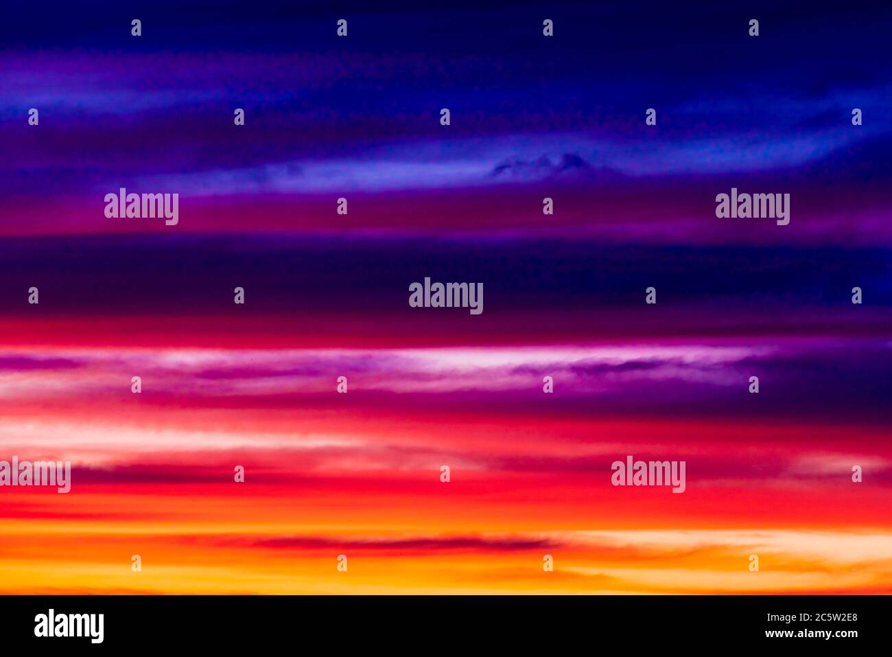 Fiery arancione tramonto Cielo. Bellissimo cielo. Foto Stock