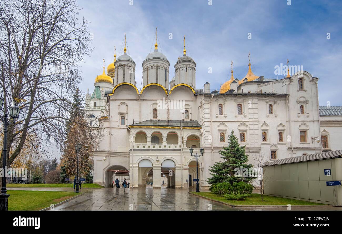 Il Palazzo del Patriarca con la Chiesa dei dodici Apostoli nella piazza della Cattedrale del Cremlino di Mosca, Mosca, Russia Foto Stock