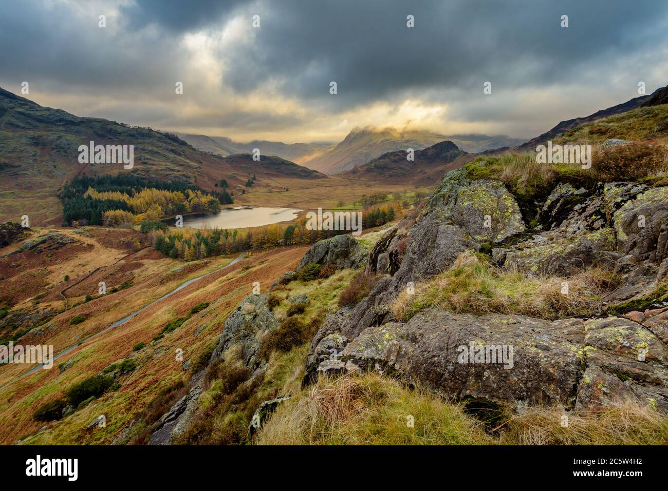 Vista spettacolare di Blea Tarn dall'alto con le nuvole di tempesta in autunno mattina. Lake District, Regno Unito. Foto Stock