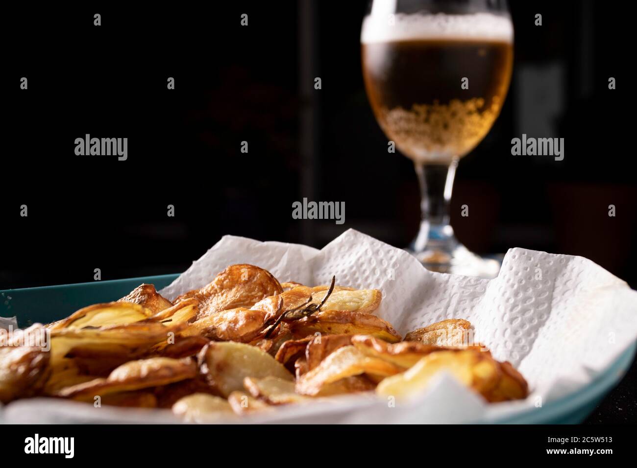 patatine fritte con birra Foto Stock