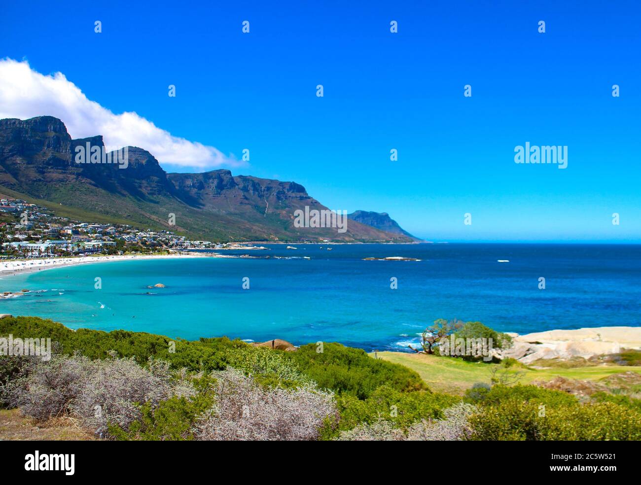 Camps Bay e i dodici apostoli al Table Mountain National Park di Città del Capo, Capo Occidentale, Sud Africa. Foto Stock
