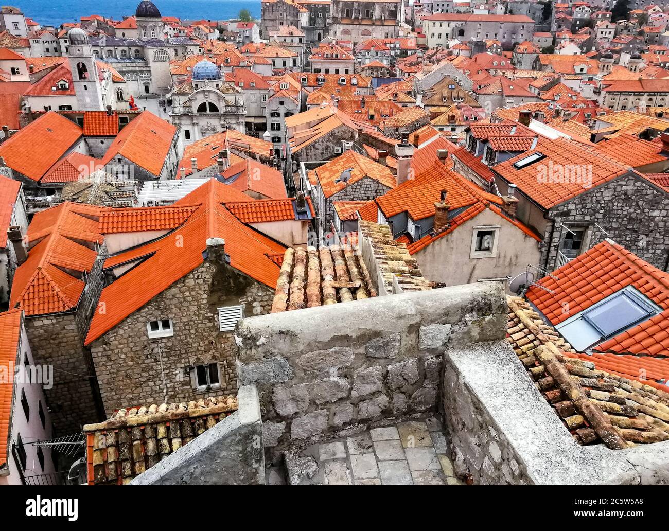 Dubrovnik con pittoreschi tetti arancioni come si vede dalle mura di Dubrovnik, Dalmazia, Croazia. Foto Stock