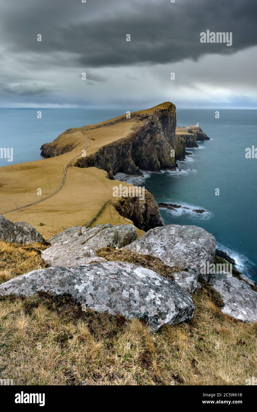 Nuvole scure e umide su Neist Point sull'isola di Skye nelle Highlands scozzesi. Foto Stock