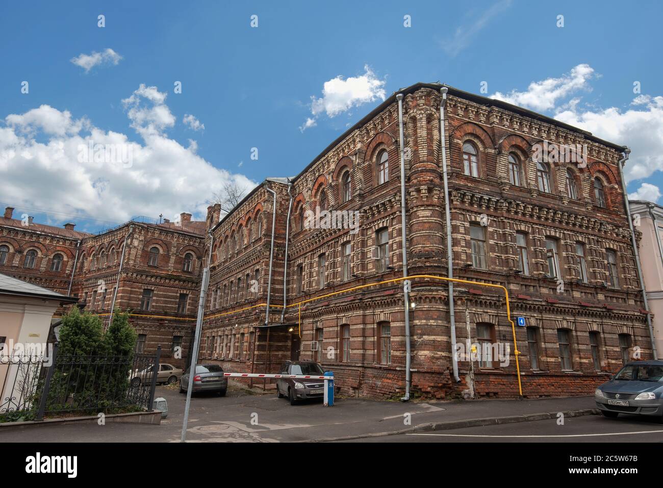 Una facciata dell'edificio in classico stile neo-barocco. Una vecchia casa aristocratica a Mosca, in Russia Foto Stock