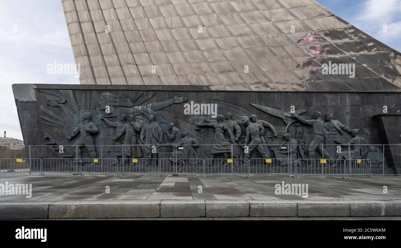 MOSCA, Russia. Monumento ai Conquistatori dello spazio accanto al Museo della cosmonautica e VDNH a Mosca Foto Stock