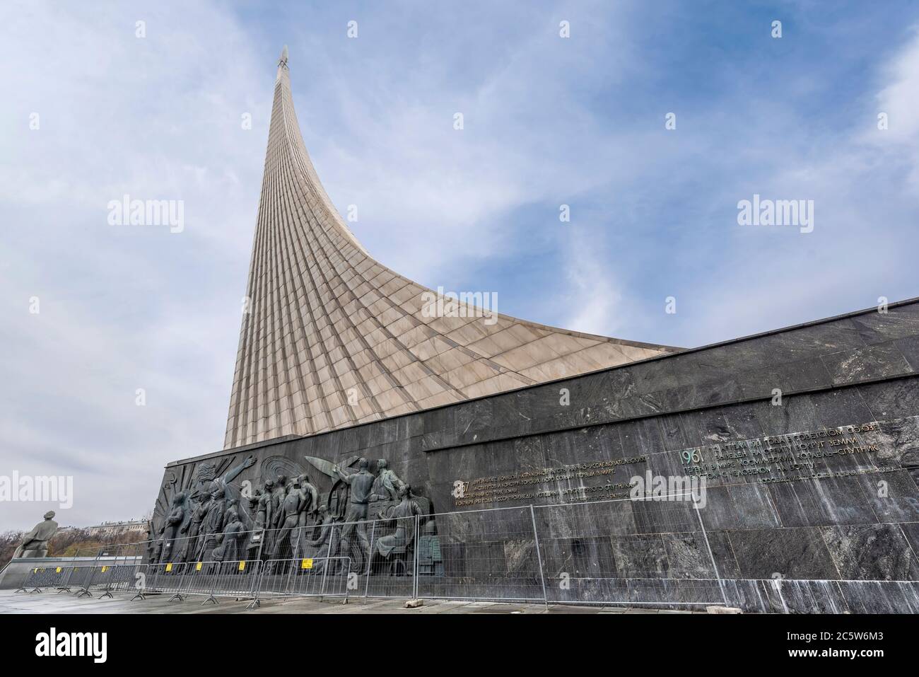 MOSCA, Russia. Monumento ai Conquistatori dello spazio accanto al Museo della cosmonautica e VDNH a Mosca Foto Stock