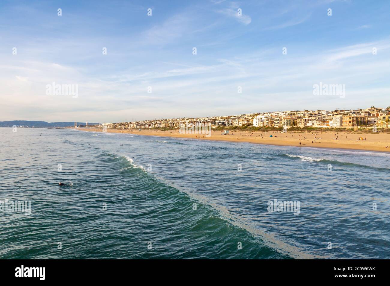 Una vista dal molo di Manhattan Beach, sulla costa californiana Foto Stock
