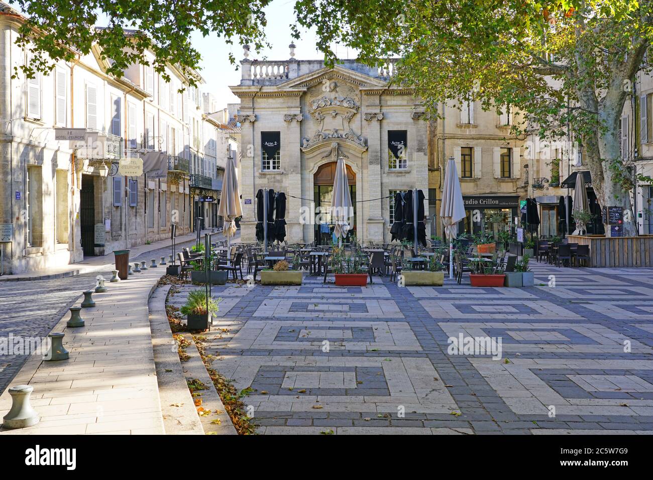 AVIGNONE, FRANCIA -12 NOV 2019- Vista della piazza Crillon nella storica città medievale di Avignone, Vaucluse, Provenza, Francia. Foto Stock