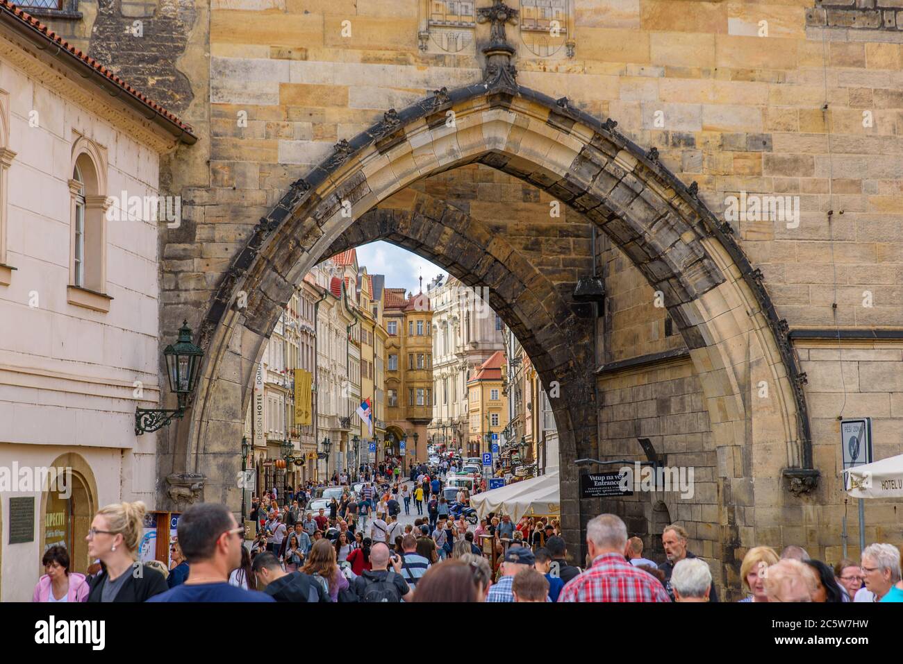 L'arco tra il Ponte Carlo e la città vecchia di Praga, Repubblica Ceca Foto Stock