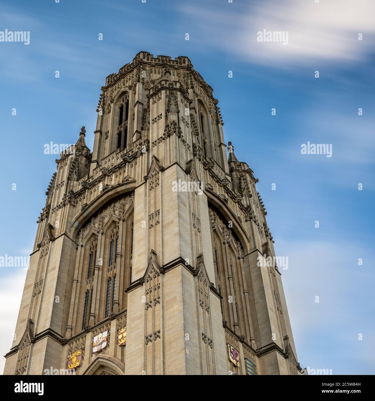 Le nuvole scivolano attraverso un cielo blu sopra il simbolo del revival gotico Wills Memorial Building presso l'Università di Bristol. Foto Stock