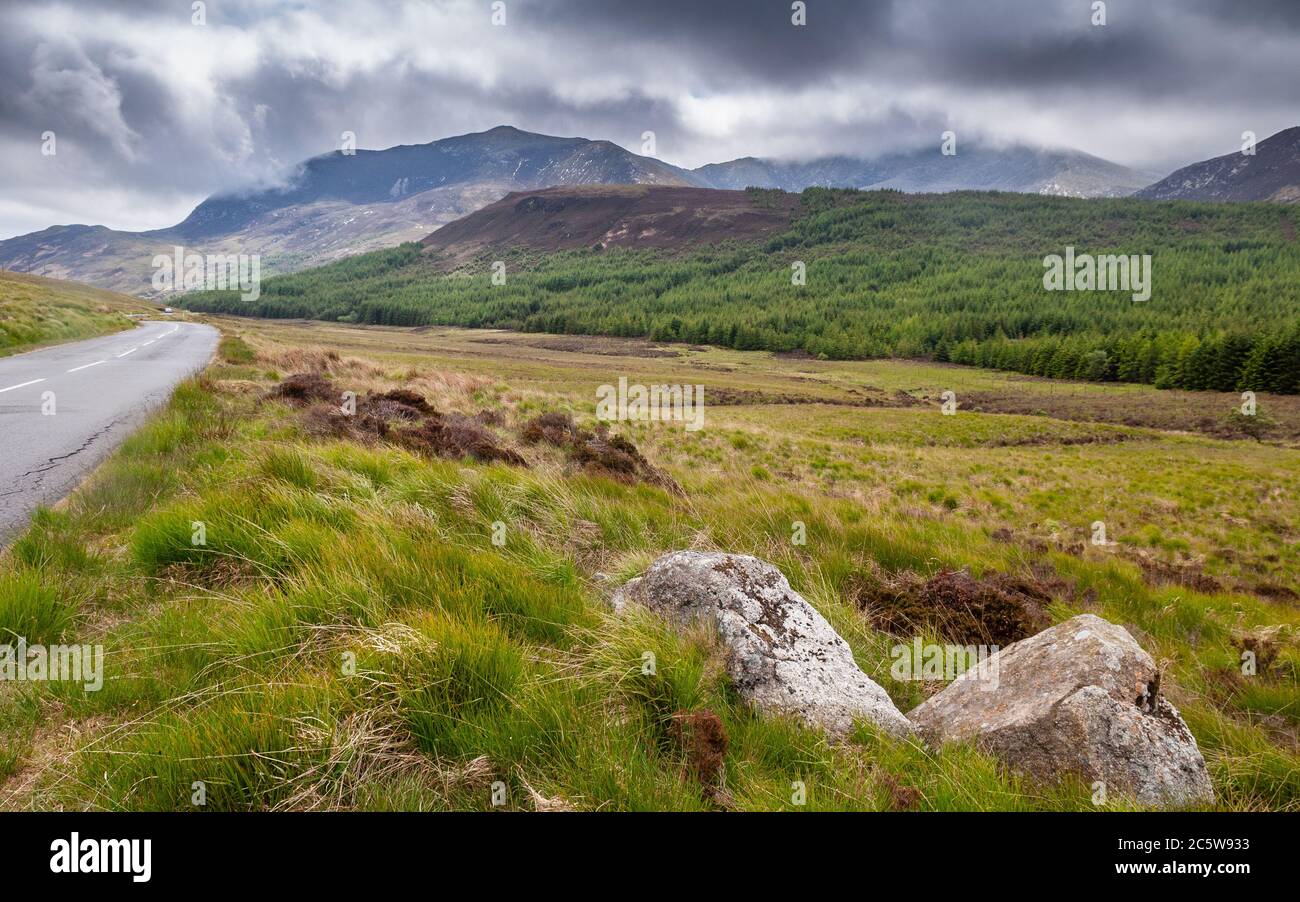 La A841 conduce attraverso il nord Glen Sannox valle verso Suidhe Fhearghas, parte dell'Goatfell massiccio montuoso sull'isola di Arran nelle Highlands o Foto Stock