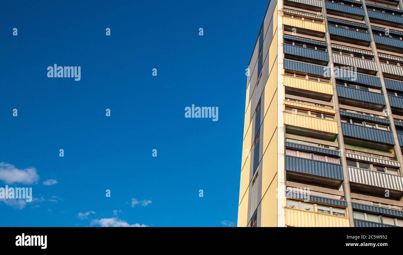 Persevere Court, un colorato edificio a torre alto del XX secolo di appartamenti del consiglio, parte della Cittadella Estate, sorge in un cielo blu sopra Leith in Edi Foto Stock