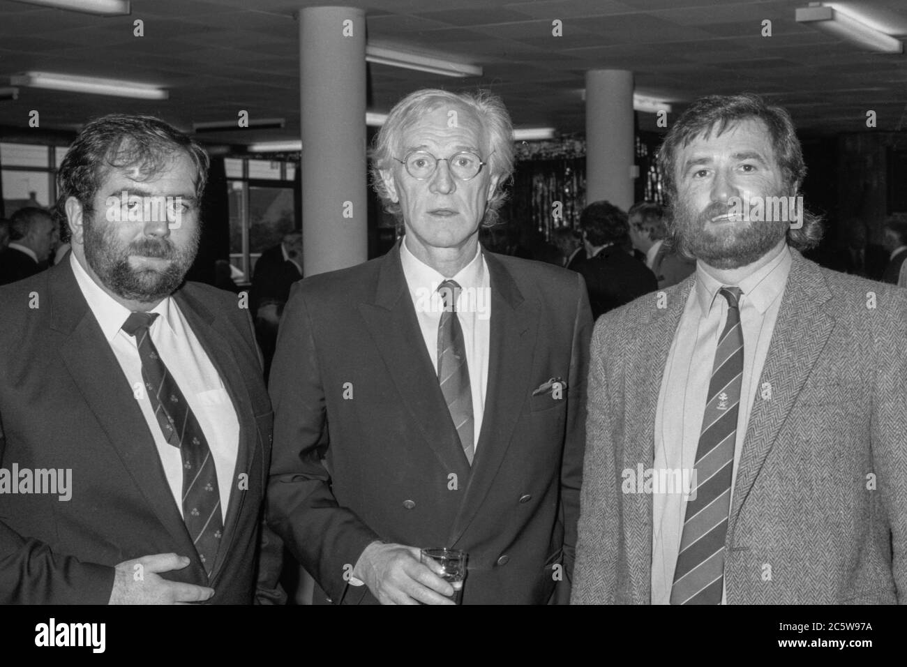 Ray Gravell con il suo buon amico, l'attore Richard Harris a una cena di riunione dei vecchi giocatori di Llanelli RFC a Stradey Park, Llanelli, Carmarthensshire, Galles il 6 maggio 1988. Foto Stock